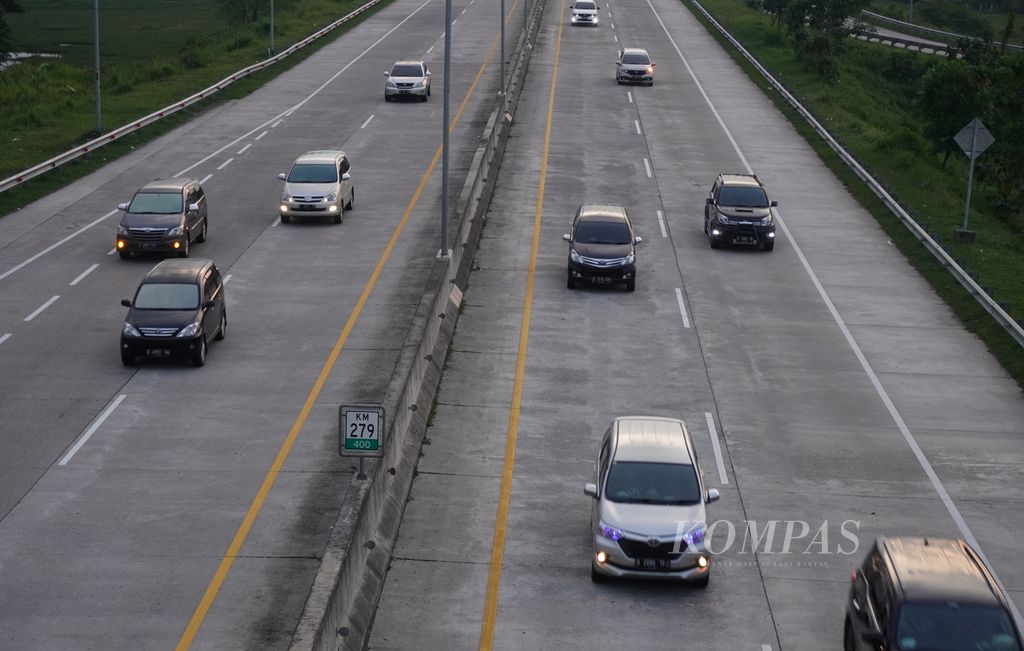 Suasana penerapan sistem satu arah dan ganjil-genap di Kilometer 279 ruas Tol Pejagan-Pemalang, Jawa Tengah, Jumat (29/4/2022). 