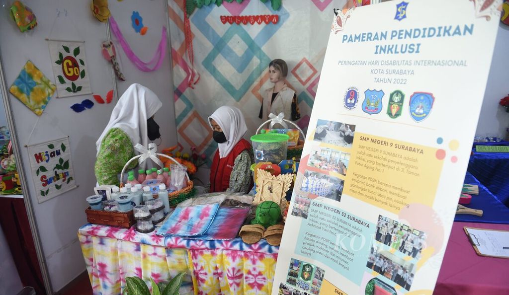Pemeran karya siswa sekolah negeri inklusi saat peringatan Hari Disabilitas Internasional di Convention Hall, Kota Surabaya, Jawa Timur, Jumat (2/12/2022). 