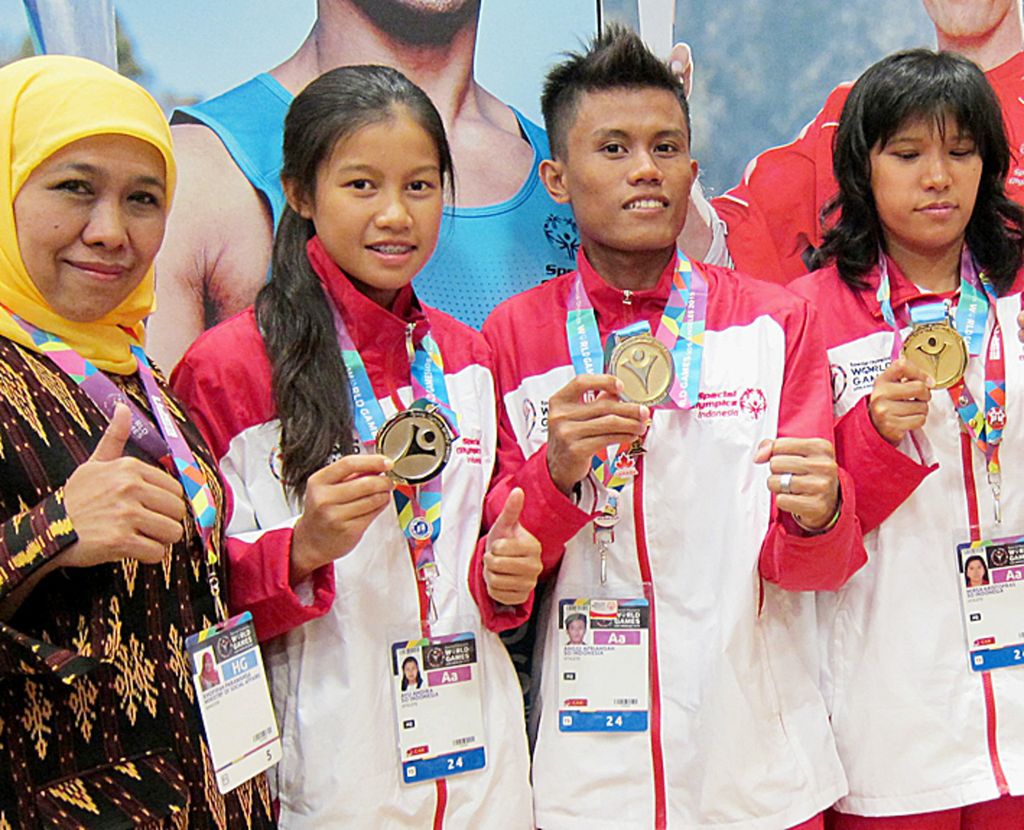 Menteri Sosial Khofifah Indar Parawansa (kiri) bersama tiga atlet tunagrahita Indonesia, Ayu Andira (kedua kiri), Anggi Apriansyah (kedua kanan), dan Mirsa Tristropnas (kanan), yang meraih medali pada Special Olympics World Games (SOWG) 2015 di Los Angeles, AS, Selasa (28/7). Pada hari pertama SOWG yang diikuti 7000 atlet dari 177 negara tersebut, kontingen Indonesia berhasil menyabet dua emas dan satu perak. 