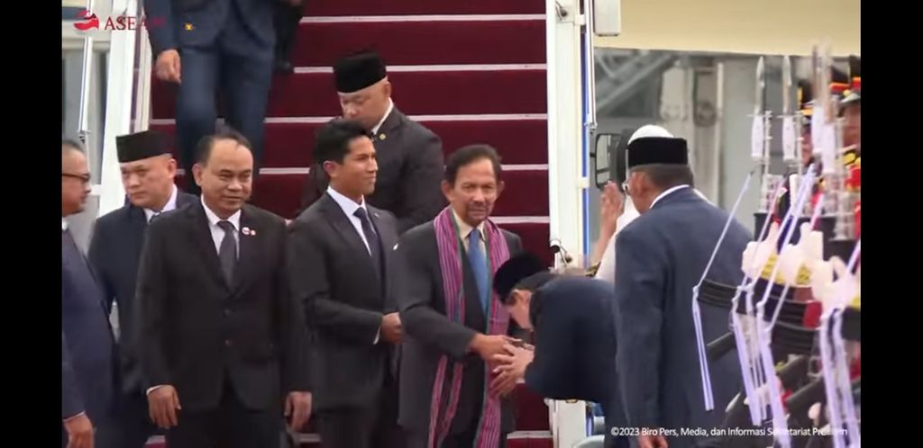 Tangkapan layar Biro Pers Sekretariat Negara menunjukkan Sultan Brunei Darussama Hassanal Bolkiah menerima syal tenun ketika tiba di Bandara Internasional Soekarno-Hatta, Tangerang, Senin (4/9/2023). Berdiri di sebelah kirinya adalah Pangeran Abdul Mateen, putra keempatnya.