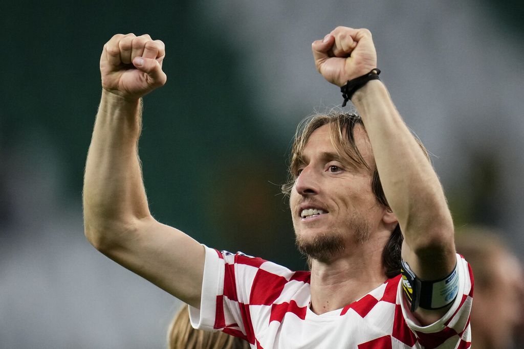 Luka Modric, gelandang Kroasia, merayakan keberhasilan timnya mengalahkan Brasil dalam adu penalti babak perempat final Piala Dunia 2022 di Stadion Education City di Al Rayyan, Qatar, Jumat, (9/12/2022). 