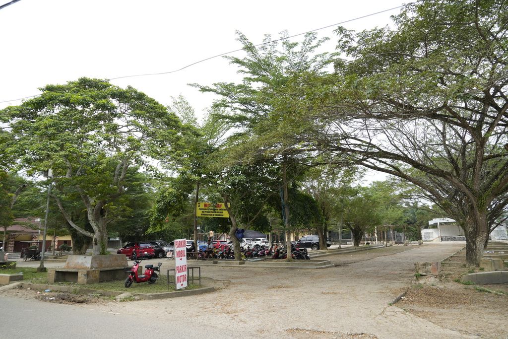 Kondisi area parkir kendaraan roda empat bagi pengunjung Candi Gumpung dan Candi Tinggi di Kawasan Cagar Budaya Nasional Muarajambi di Desa Muaro Jambi, Kecamatan Maro Sebo, Kabupaten Muaro Jambi, Jambi, Jumat (7/6/2024). 