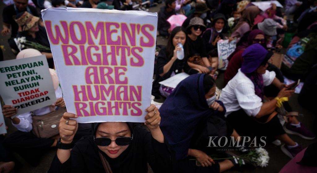 Poster yang menyuarakan hak perempuan dalam aksi Peringatan Hari Perempuan Internasional depan Monumen Nasional, Jakarta, Jumat (8/3/2024). 
