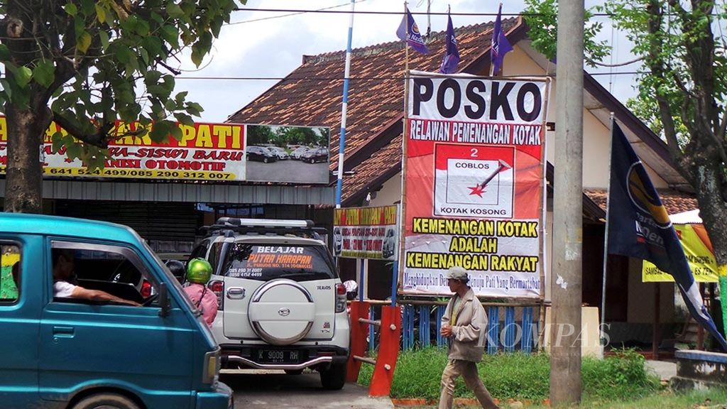 Poster dukungan terhadap kotak kosong terbentang di depan posko sukarelawan pemenangan kotak kosong, Jalan Juwana-Pati, Kabupaten Pati, Jawa Tengah, Jumat 13 Januari 2017.