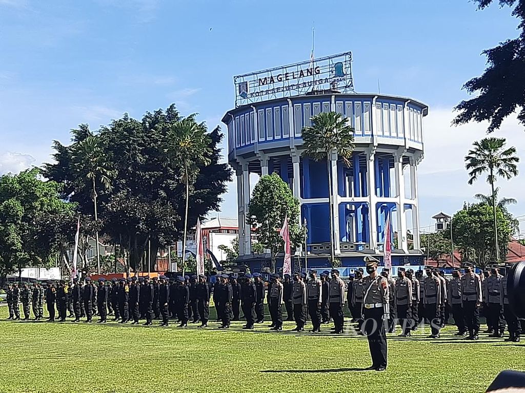 Apel gelar pasukan Operasi Ketupat Candi 2022 tingkat Kepolisian Daerah Jawa Tengah berlangsung di Alun-alun Magelang, Jawa Tengah, Jumat (22/4/2022). Operasi Ketupat Candi adalah operasi untuk mengamankan situasi selama arus mudik dan arus balik Lebaran.