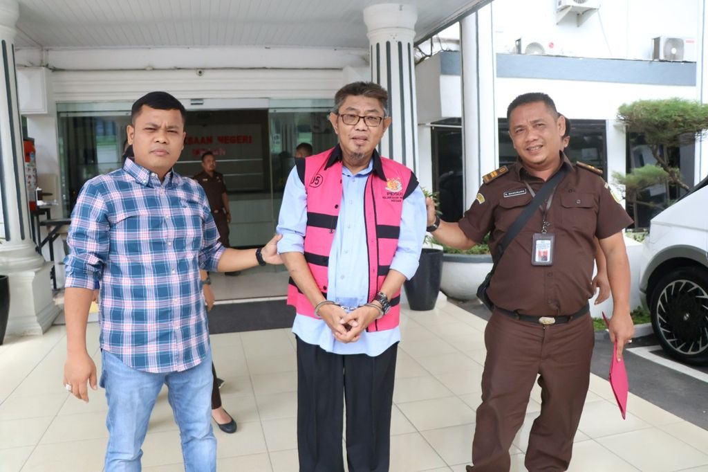 Kejaksaan Negeri Medan menahan dan menetapkan status tersangka kepada bekas Direktur Utama Rumah Sakit Umum Pusat H Adam Malik, Bambang Prabowo, di Medan, Sumatera Utara, Selasa (23/4/2024). 