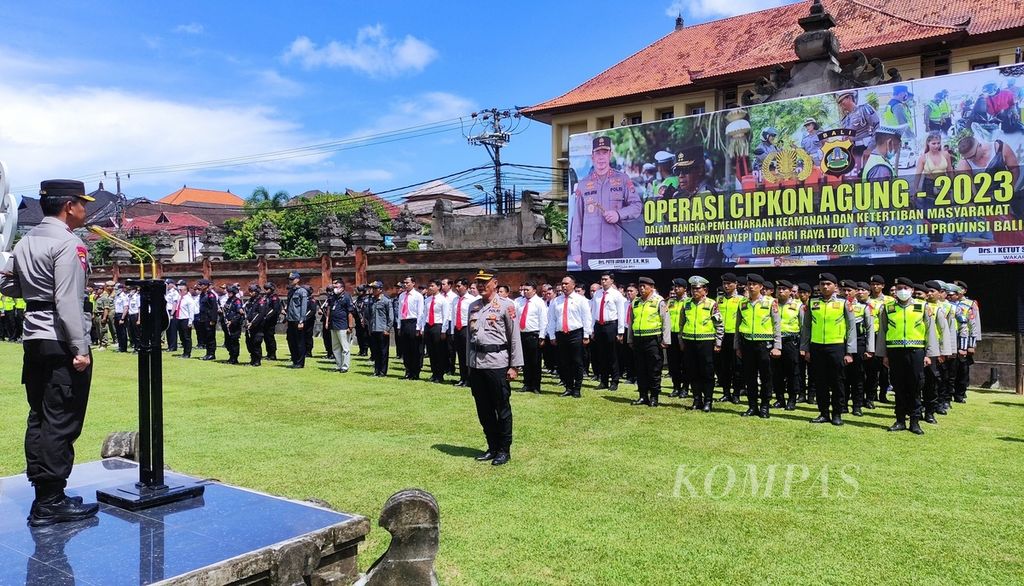 Kepala Polda Bali Inspektur Jenderal Putu Jayan Danu Putra memimpin apel Operasi Cipta Kondisi Agung 2023 di Polda Bali, Jumat (17/3/2023). Polda Bali menggelar Operasi Cipta Kondisi Agung mulai Jumat (17/3/2023) sampai Selasa (21/3/2023).