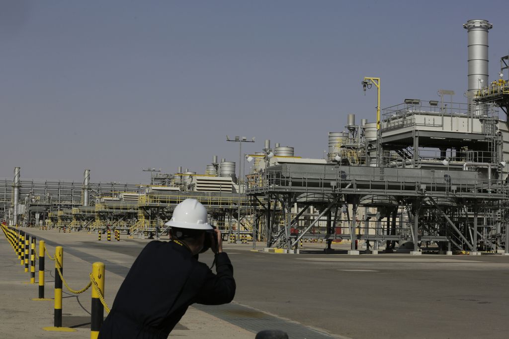 Dalam foto pada Juni 2021 ini terlihat lapangan minyak Khurais milik Arab Saudi. Lewat rapat pada 5 Oktober 2022, Arab Saudi dan mitranya di OPEC+ memangkas produksi minyak 2 juta barel per hari. Amerika Serikat menyikapi keputusan itu dengan berencana mengevaluasi ulang hubungan dengan Arab Saudi.