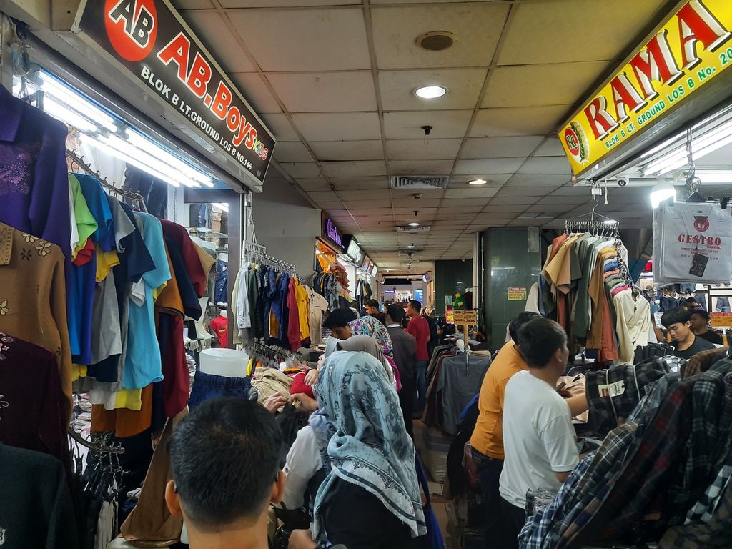 Para pelanggan sedang memilah dan memilih beberapa pakaian di Blok B, Pasar Tanah Abang, Jakarta, Selasa (11/4/2023).