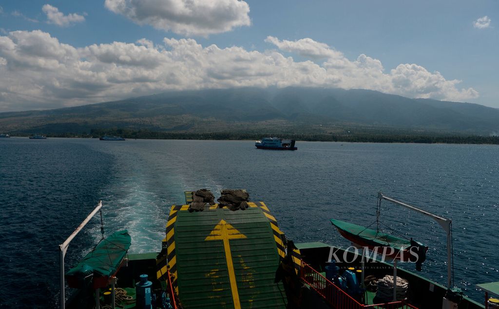 Pemandangan Gunung Rinjani dari perjalanan di Pulau Sumbawa, NTB (30/6/2022). Sumbawa memiliki sejumlah destinasi wisata sebagai daya tarik wisatawan. 