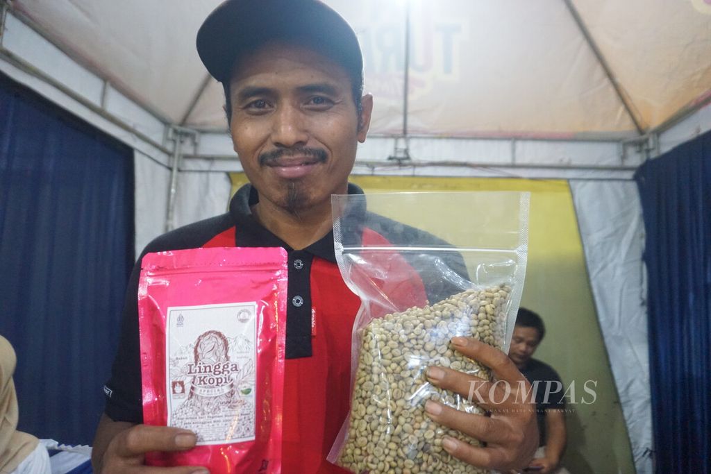 Kusnoto, petani kopi, menunjukkan produknya dalam Festival Kopi Purbalingga di Gedung Kong Kwan, Purbalingga, Jawa Tengah, Kamis (30/11/2023).