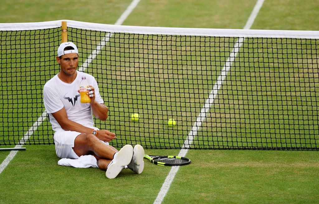 Rafael Nadal  beristirahat saat sesi latihan menjelang pertandingan babak 16 besar Grand Slam Wimbledon, Minggu (9/7). Petenis Spanyol itu akan melawan petenis Luksemburg, Gilles Mueller, di All England Club, London, Inggris,  Senin malam ini.