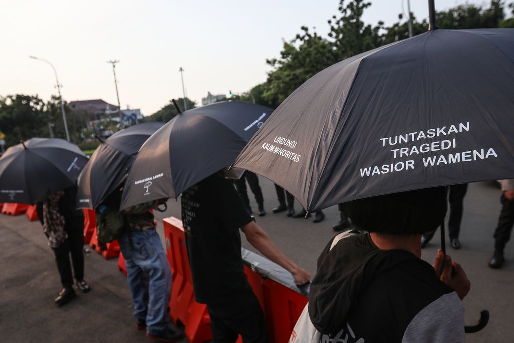 Volunteers and activists take part in the 759th Kamisan Action in front of the Merdeka Palace, Jakarta, Thursday (12/1/2023). During this action, the Victims' Solidarity Network for Justice (JSKK) highlighted President Joko Widodo's acknowledgment and remorse for the occurrence of gross human rights violations in 12 past incidents. JSKK considers that these confessions and regrets are meaningless if they are not followed by concrete steps of legal accountability.