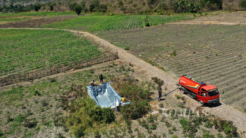 Truk tangki mengisi bak untuk penyiraman jagung di Desa Fatuketi, Kecamatan Kakuluk Mesak, Kabupaten Belu, Nusa Tenggara Timur, Rabu (16/8/2023).  