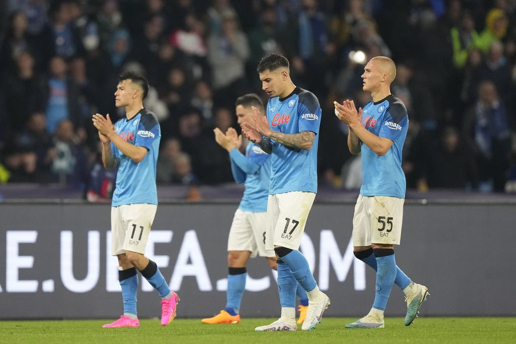 Para pemain Napoli bertepuk tangan kepada para penggemar di akhir pertandingan sepak bola leg kedua perempat final Liga Champions antara Napoli dan AC Milan, di Stadion Diego Armando Maradona di Napoli, Rabu (19/4/2023) dini hari WIB. 