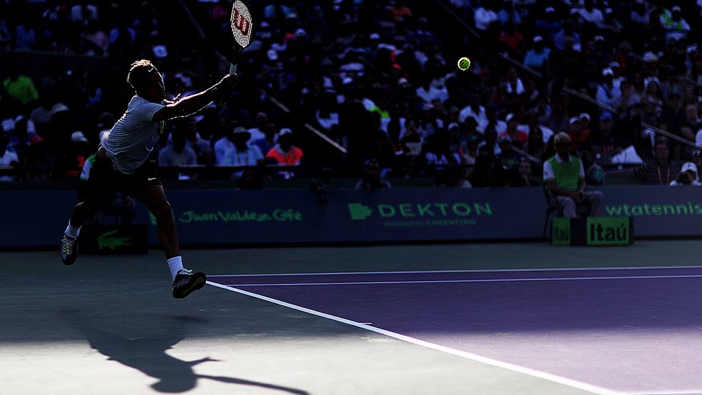  Petenis Swiss, Roger Federer, saat menghadapi Thanasi Kokkinakis (Australia) pada babak kedua turnamen ATP Masters 1000 Miami di Key Biscayne, Florida, Sabtu (24/3). Kalah dari Kokkinakis, Federer memutuskan absen dari turnamen tanah liat dan fokus menuju Wimbledon.