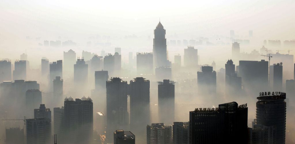 Foto udara menunjukkan kabut asap menyelimut kota Wuhan, Provinsi Hubei, China tengah, 3 Desember 2009. China adalah salah satu pengemisi terbesar gas rumah kaca yang menyebabkan pemanasan global.