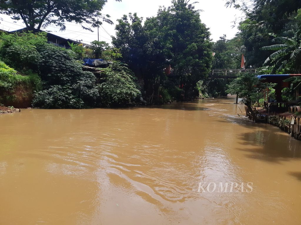 Aliran di Kali Baru, kawasan Cijantung, Kecamatan Pasar Rebo, Jakarta Timur, Jumat (8/4/2022). Risiko tanah begerak dan longsor rentan terjadi ketika hujan.