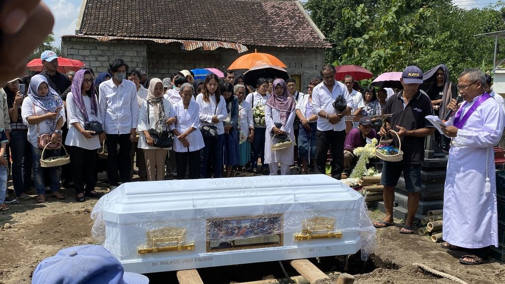 Upacara pemakaman jenazah penyair Joko Pinurbo, Minggu (28/4/2024), di pemakaman Dusun Demangan, Desa Minomartani, Ngemplak, Sleman, Yogyakarta.