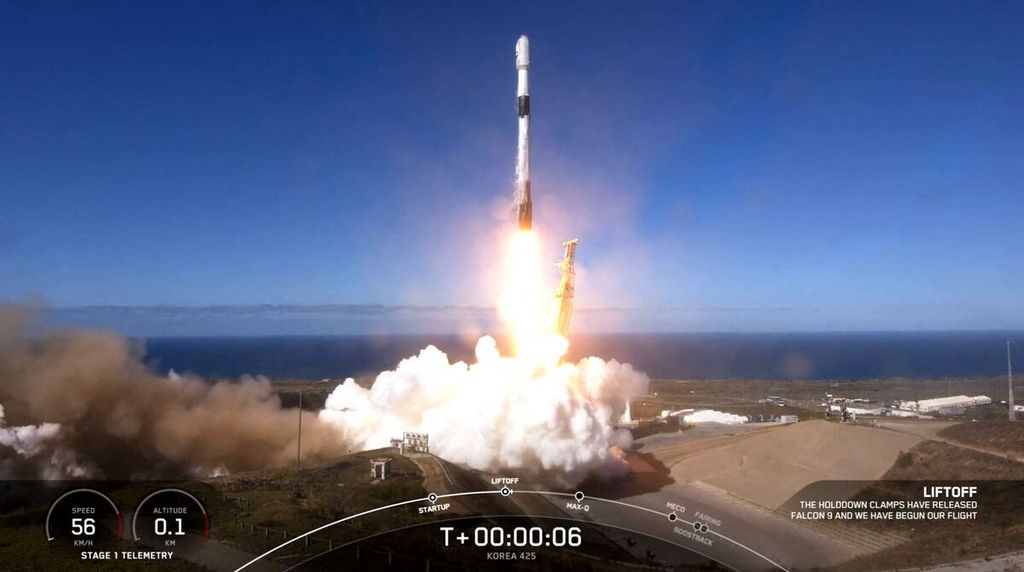 Dalam gambar yang diambil dari video SpaceX memperlihatkan Falcon 9 meluncurkan satelit pengintai militer Korea Selatan di Pangkalan Angkatan Udara Vandenberg, California, Jumat (1/12/2023). 