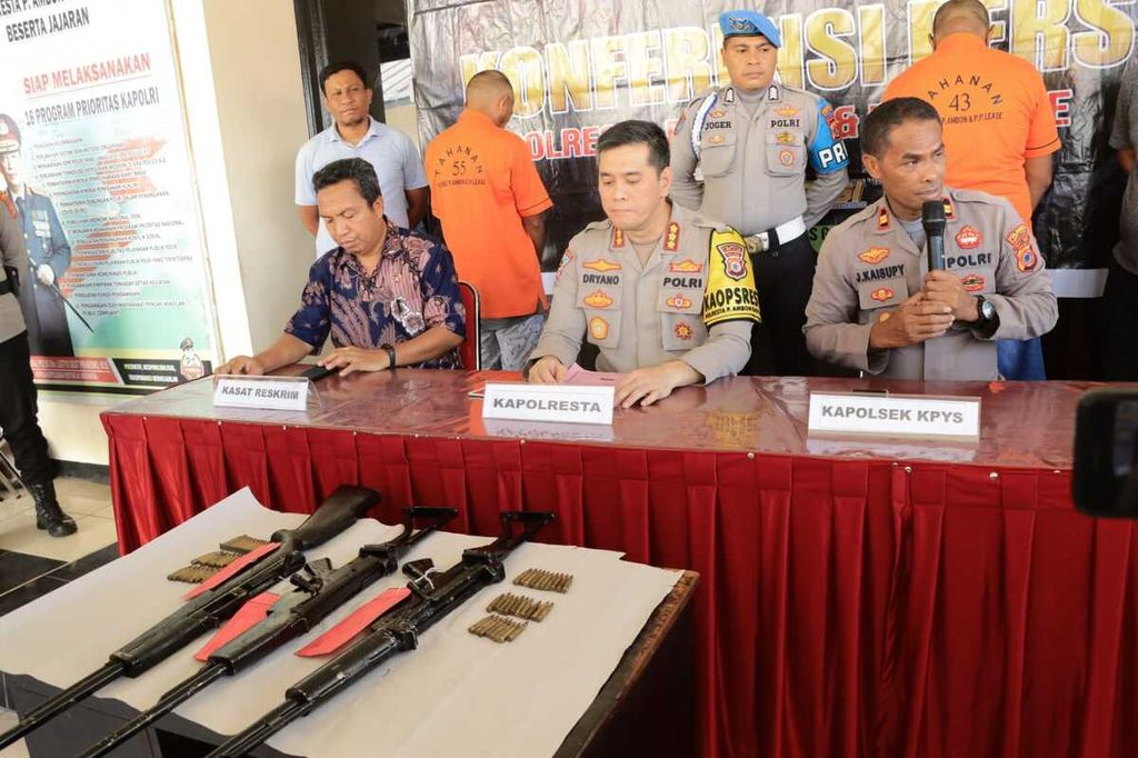 Barang bukti senjata api rakitan ilegal dan puluhan butir peluru diperlihatkan dalam konferensi pers di Ambon, Maluku, Jumat (17/11/2023). 