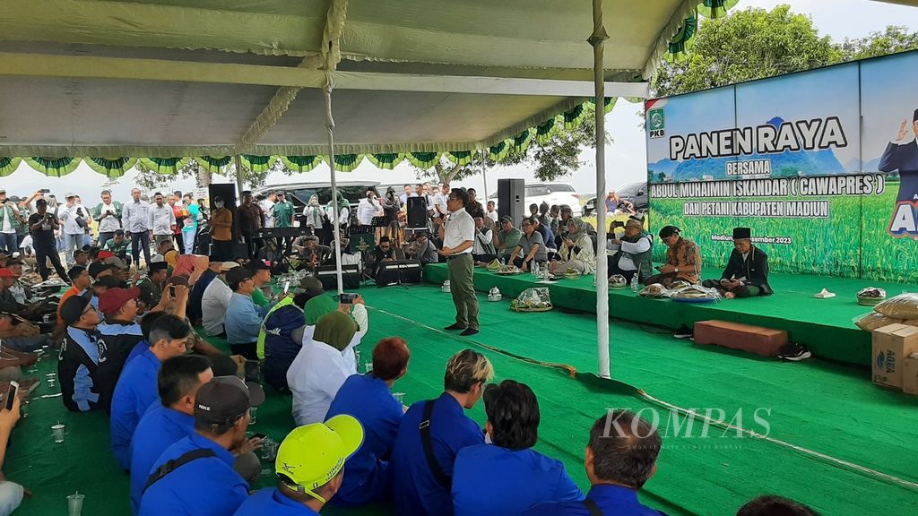 Calon wakil presiden nomor urut 1, Muhaimin Iskandar, berdialog dengan para petani di Desa Sumberejo, Kecamatan Geger, Kabupaten Madiun, Jawa Timur, Sabtu (30/12/2023).