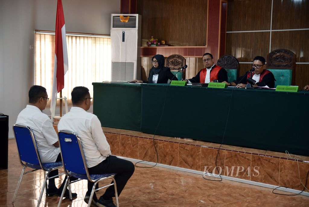 Mantan Sekretaris Umum Komite Olahraga Nasional Indonesia (KONI) Sumatera Selatan Suparman Romans (kiri) dan mantan Ketua Harian KONI Sumsel Ahmat Tahir (kanan) saat menjalani sidang sebagai terdakwa di Pengadilan Tindak Pidana Korupsi Palembang, Sumsel, Senin (11/12/2023).