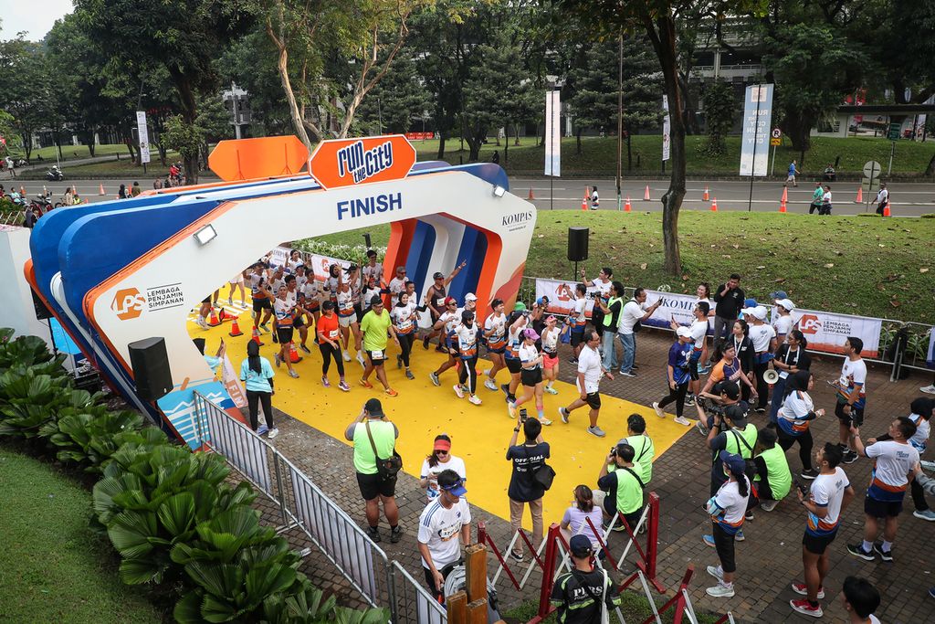 Peserta memasuki garis finis ajang Run The City di Hutan Kota Gelora Bung Karno, Senayan, Jakarta, Sabtu (1/7/2023). Run The City menjadi ajang pemanasan bagi pelari untuk menyambut LPS Monas Half Marathon, Minggu, 2 Juli 2023.