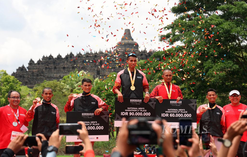Ketiga pemenang Borobudur Marathon 2023 Powered by Bank Jateng kategori National Men's Marathon naik podium untuk menerima hadiah di Taman Lumbini, Candi Borobudur, Kabupaten Magelang, Jawa Tengah, Minggu (19/11/2023). Juara pertama kategori itu diraih Rikki Marthin Simbolon. 