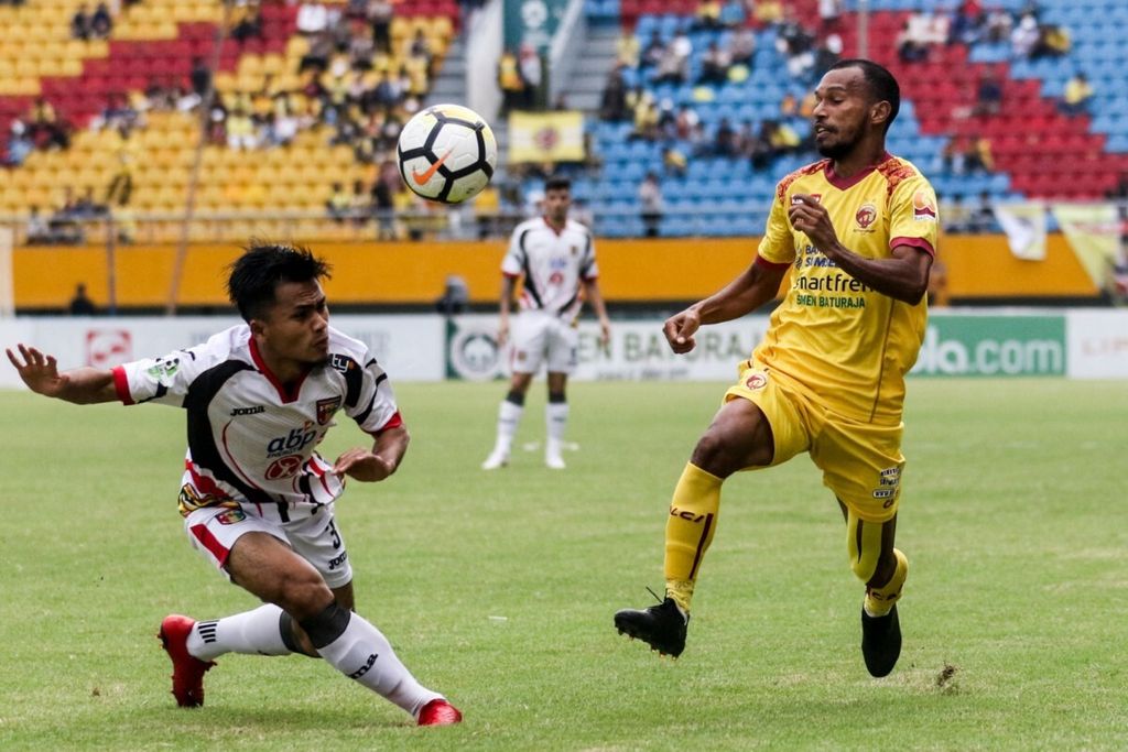 Pesepak bola Sriwijaya FC, Nur Iskandar (kanan), berebut bola dengan pesepak bola Mitra Kukar FC, Wiganda Pradika (kiri), saat pertandingan Liga 1 2018 di Stadion Gelora Sriwijaya Jakabaring, Palembang, Sumatra Selatan, Senin (30/11/2018). Sriwijaya FC menang 3-1. . 