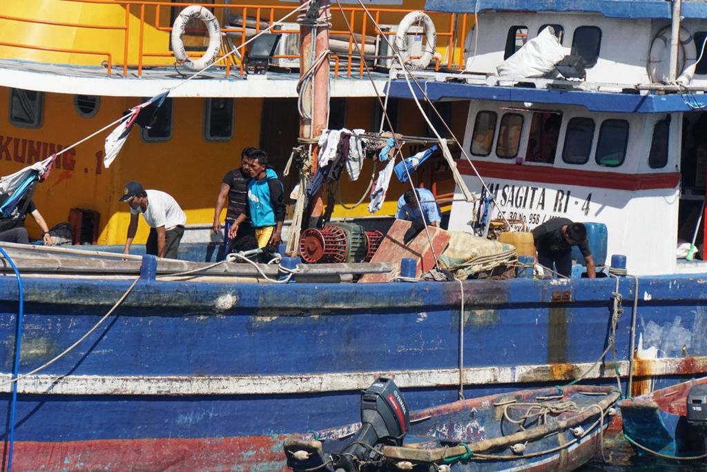 Para anak buah kapal beraktivitas di Selat Lembeh, Kota Bitung, Sulawesi Utara, Selasa (1/10/2019). Selat sepanjang 16 kilometer dan lebar 2 kilometer itu menjadi lokasi gelaran Festival Pesona Selat Lembeh setiap tahun sejak 2016. Tahun ini adalah gelaran festival yang ketujuh.