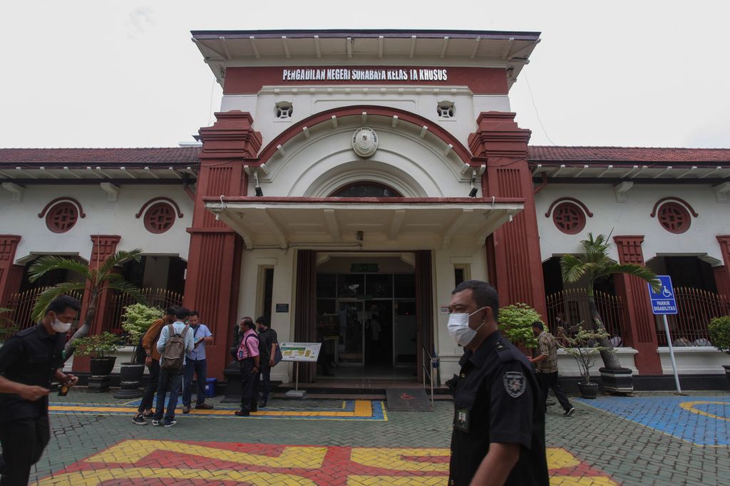 Warga berada di halaman gedung Pengadilan Negeri Surabaya, Jawa Timur, 20 Januari 2022. Komisi Pemberantasan Korupsi (KPK) menangkap hakim PN Surabaya Itong Isnaeni Hidayat dan seorang panitera pengganti PN Surabaya atas nama M Hamdan dalam operasi tangkap tangan. 