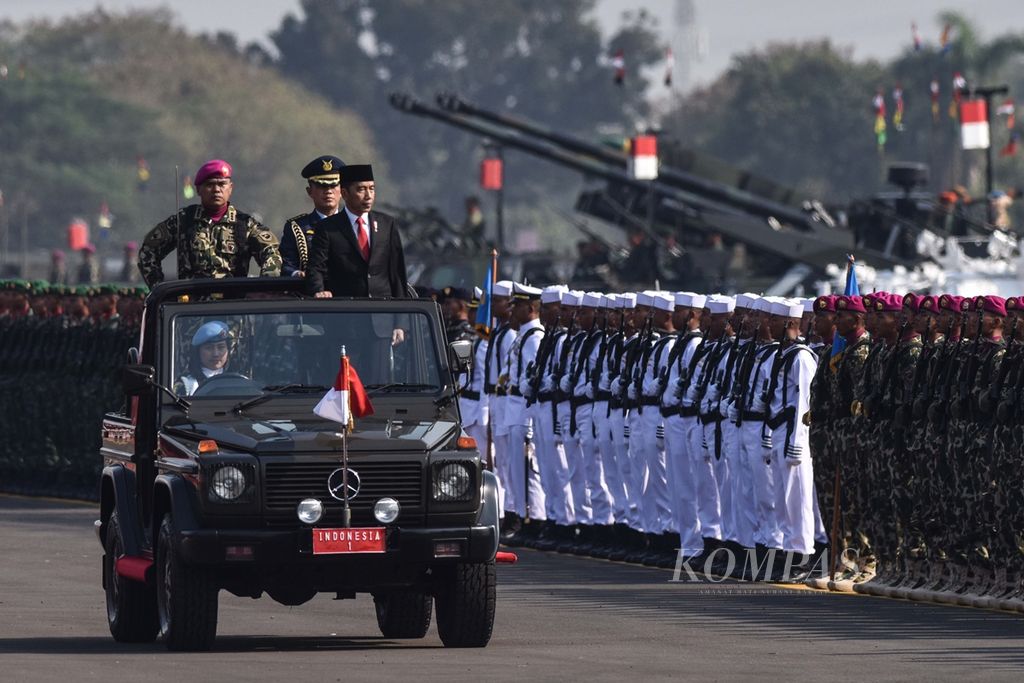 Presiden Joko Widodo melakukan inspeksi pasukan pada upacara peringatan HUT Ke-74 TNI di Lapangan Udara Halim Perdanakusuma, Jakarta, Sabtu (5/10/2019). 