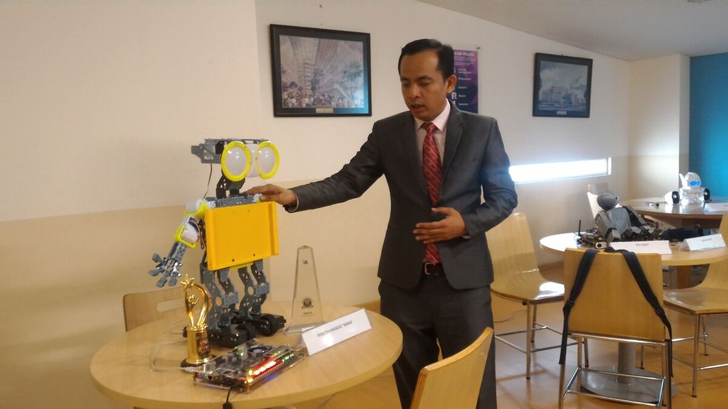 Prof Widodo Budiharto dikukuhkan sebagai guru besar bidang kecerdasan buatan di Binus University di Jakarta,Rabu (23/8). Widodo menunjukkan salah satu aplikasi kecerdasan pada robot edukasi yang mampu mengajar matematika dalam bahasa indonesia.