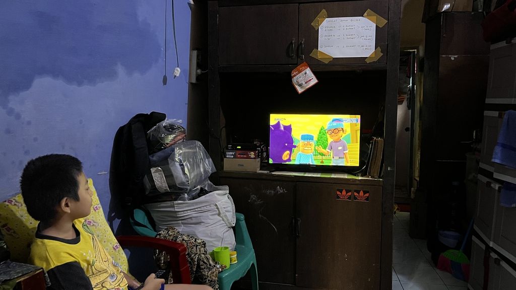 Seorang anak menonton acara televisi yang sudah terpasang <i>set top box</i>, di Jakarta, Sabtu (12/11/2022).