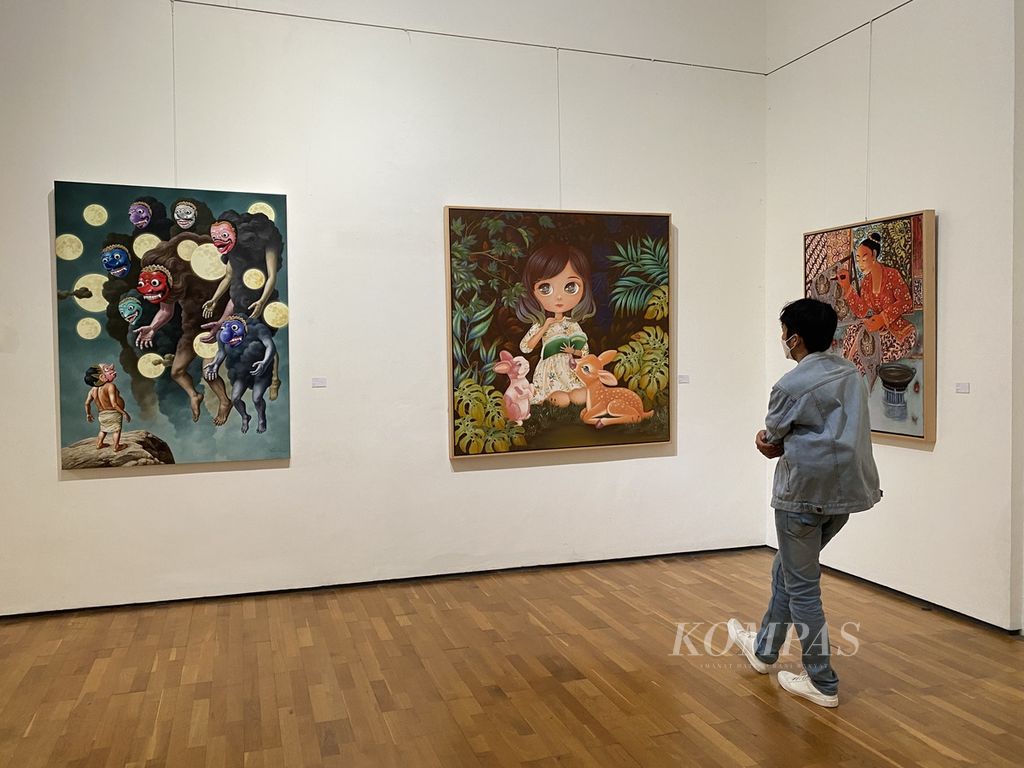 Pengunjung menikmati pameran seni rupa bertajuk Seni Agawe Santoso di Semarang Contemporary Art Gallery, Kota Semarang, Jawa Tengah, Kamis (23/2/2023). Dalam pameran itu, 45 seniman ikut serta memamerkan 65 karya. Pameran itu akan digelar hingga 24 Maret mendatang.
