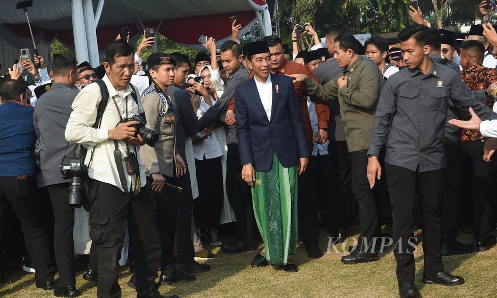Presiden Joko Widodo menghadiri apel Hari Santri 2023 di Tugu Pahlawan, Surabaya, Minggu (22/10/2023).   