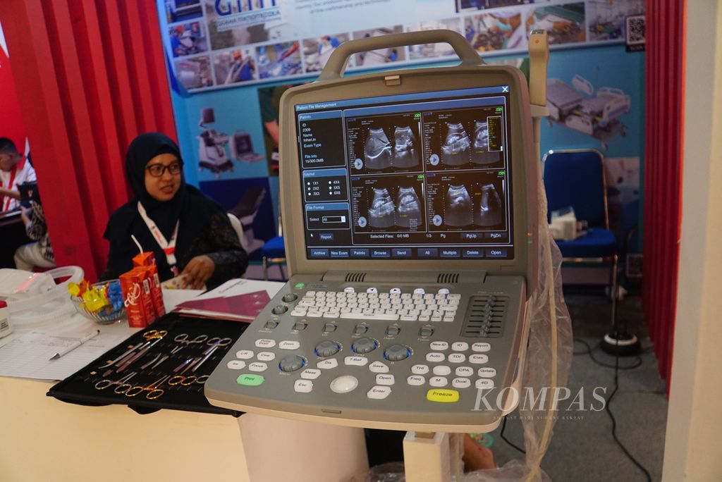 Alat kesehatan dipamerkan dalam acara Pameran Medis dan Pariwisata Kesehatan Indonesia 2023, Jumat (4/8/2023), di Manado, Sulawesi Utara.