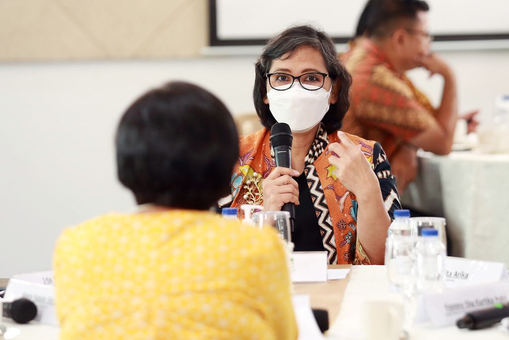 Deputi Bidang Kesetaraan Gender Kementerian Pemberdayaan Perempuan dan Perlindungan Anak Lenny N Rosalin menyampaikan paparannya pada forum diskusi tentang Hak Pendidikan Bagi Perempuan yang diselenggarakan di ruang Cincin Api, Menara Kompas, Jakarta, Kamis (20/10/2022). Diskusi ini membahas tentang hak pendidikan perempuan di Indonesia. 