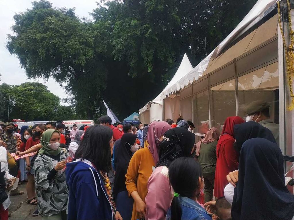 Ratusan warga menyerbu perayaan Imlek Nasional 2023 yang digelar di Lapangan Banteng, Jakarta Pusat, Minggu (29/1/2023).