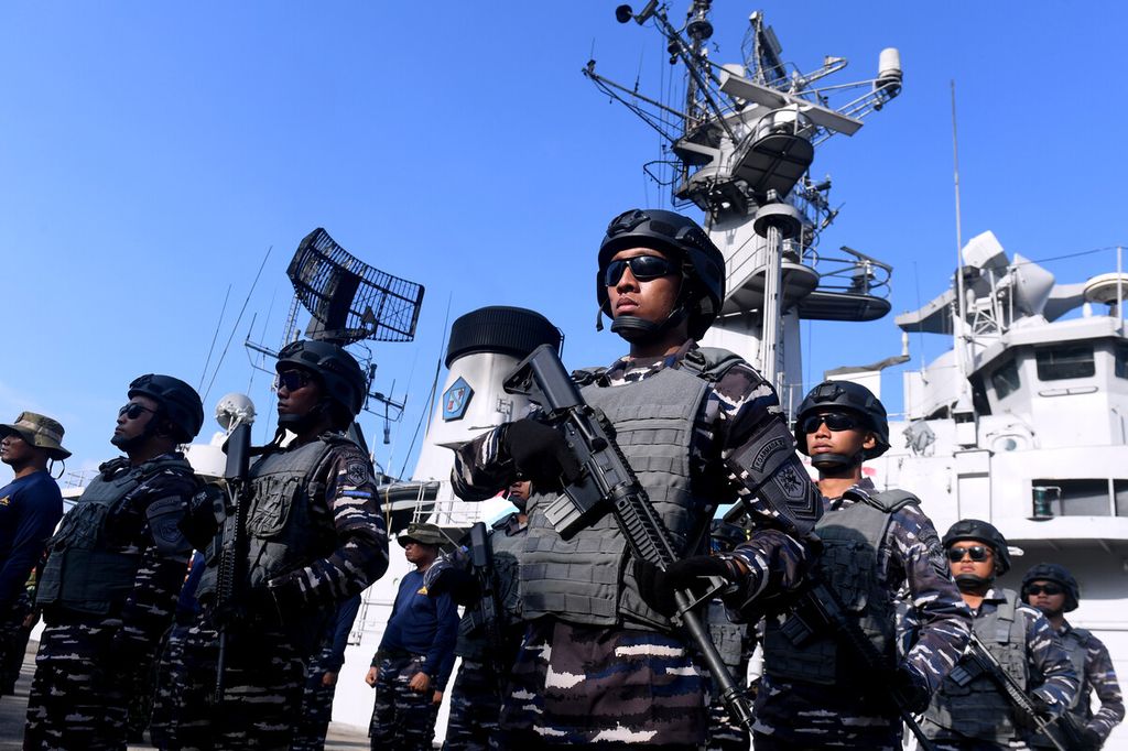 Prajurit TNI AL bersiaga saat mengikuti apel gelar pasukan satuan tugas laut untuk pengamanan kegiatan Forum Indonesia-Afrika II (Indonesia-Africa Forum/IAF) dan Forum Tingkat Tinggi Kemitraan Multipihak (High Level Forum on Multi-Stakeholders Partnership/ HLF MSP) di Pelabuhan Benoa, Denpasar, Bali, Sabtu (31/8/2024). 