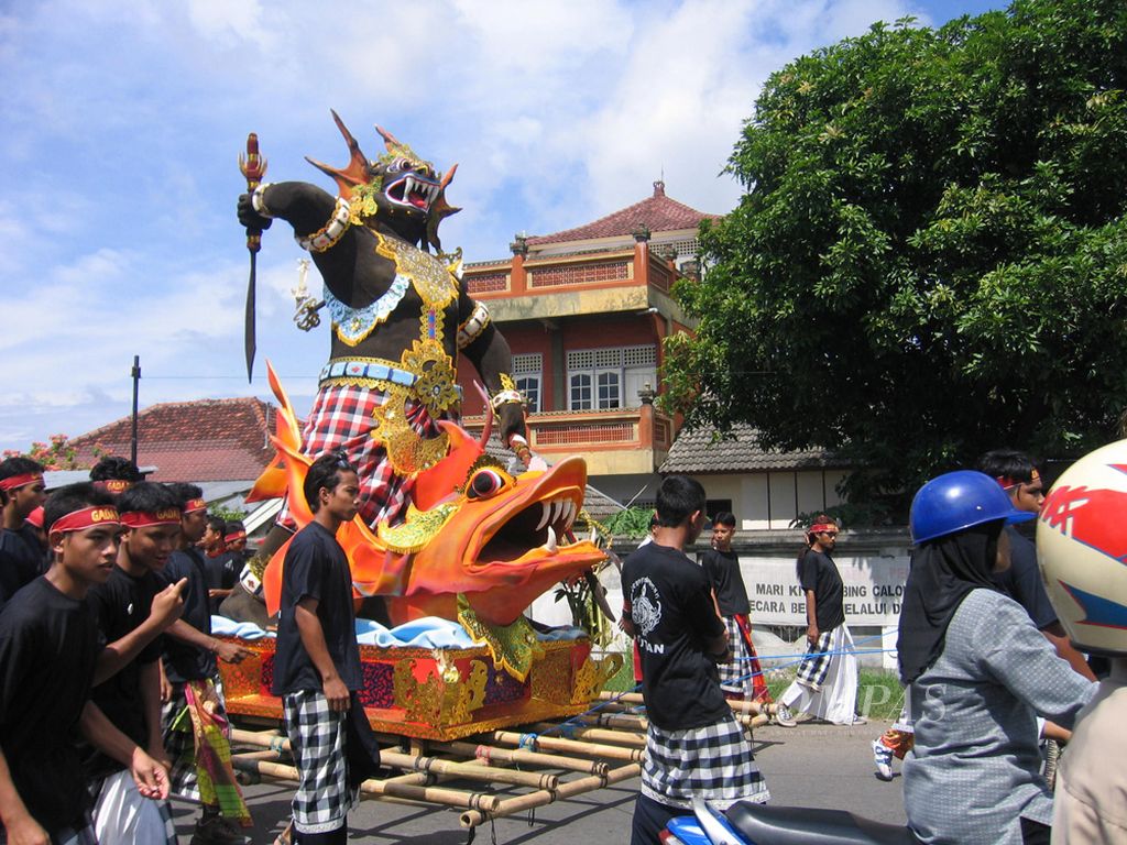 Pengaruh adat dan budaya Bali di Pulau Lombok, terutama di Kota Mataram, sangat terasa. Pawai ogoh-ogoh menjelang Hari Galungan yang dirayakan oleh umat Hindu-Bali misalnya, menjadi pemandangan biasa di Kota Mataram. Lombok memang pernah berada di bawah kekuasaan Kerajaan Karangasem (1691-1894).