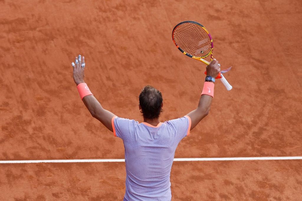Rafael Nadal merayakan kemenangan atas Darwin Blanch pada turnamen ATP Masters 1000 Madrid, Kamis (25/4/2024). 