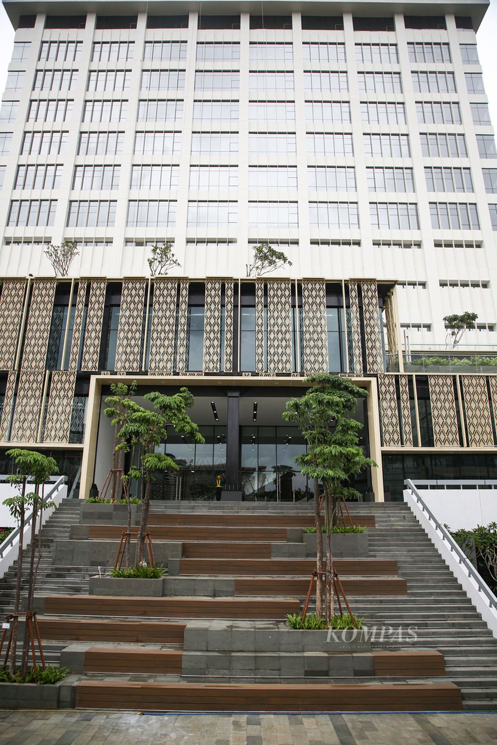 Bagian depan dari proyek renovasi Gedung Sarinah, Jakarta Pusat, dengan penampakan wajah barunya, Minggu (16/1/2022). Pusat perbelanjaan yang diresmikan pertama kali oleh Presiden RI Soekarno pada 1966 ini menurut rencana rampung direvitalisasi pada Maret 2022.