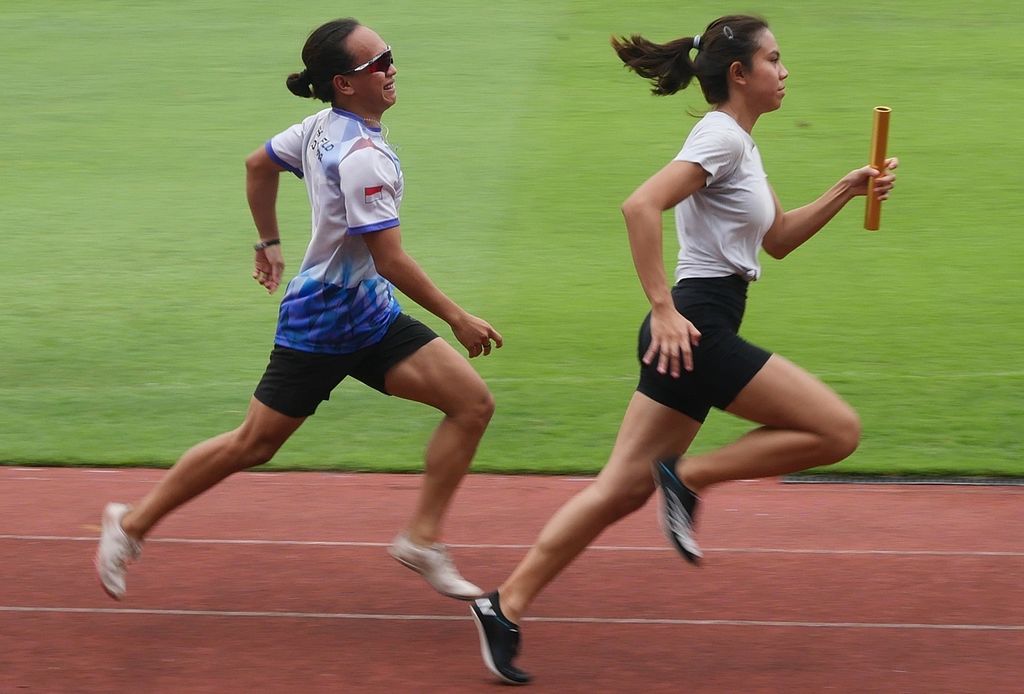 Pelari putri pelatnas asal Sulawesi Utara, Valentine Vanesa Lonteng, dan pelari asal DKI Jakarta, Jeany Nuraini, dalam latihan estafet 4 x 100 meter pelatnas atletik di Stadion Madya Senayan, Jakarta, Selasa (15/3/2022). 