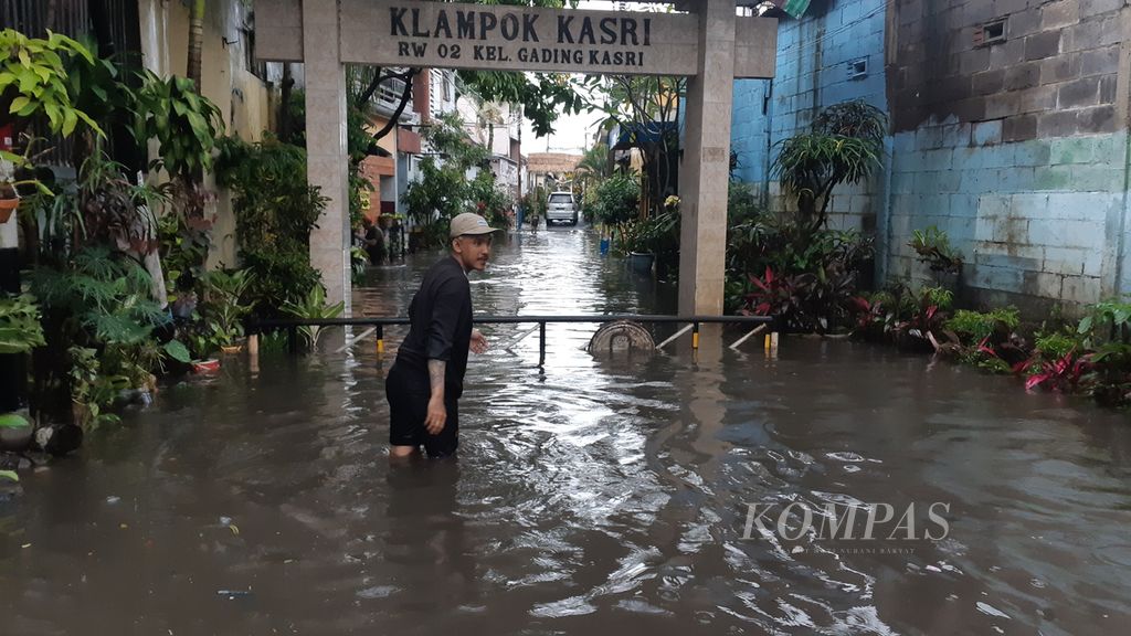 Genangan air muncul di berbagai titik di Kota Malang setelah hujan deras pada Jumat (24/3/2023). Masyarakat diminta selalu waspada.