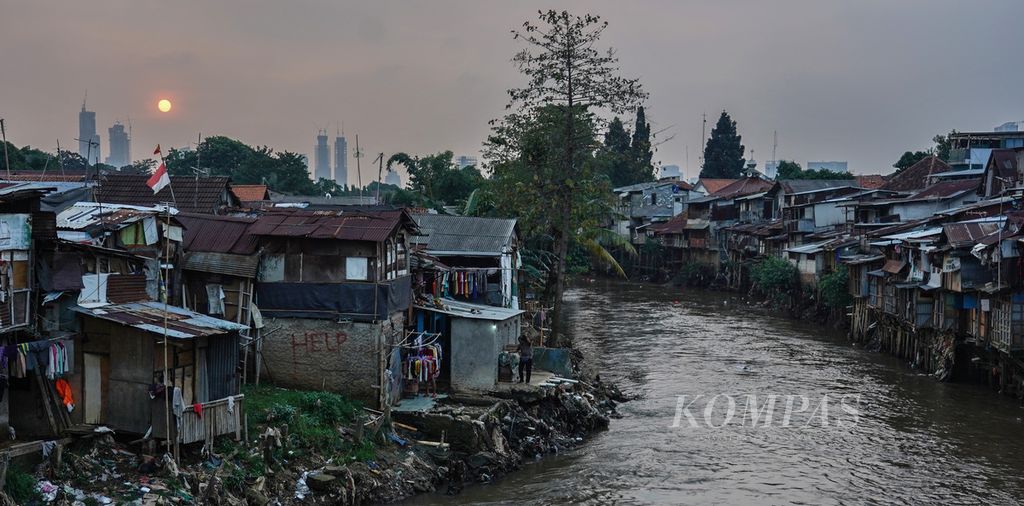 Suasana permukiman padat di tepian Sungai Ciliwung di Manggarai, Jakarta, Senin (7/6/2021). 