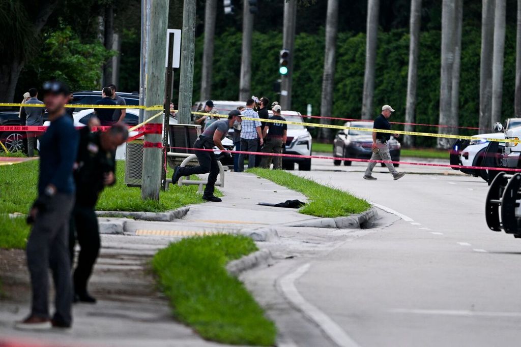 Para anggota FBI, Departemen Sheriff, dan Secret Service mengolah tempat kejadian perkara di luar Trump International Golf Club di West Palm Beach, Florida, Amerika Serikat, Minggu (15/9/2024).