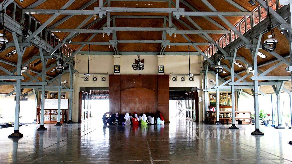 Sejumlah siswa SMA 11 Yogyakarta tengah melakukan kegiatan di Aula Budi Utomo, awal Oktober 2018. Pada 3-5 Oktober 1908, ruang aula itu menjadi lokasi kongres pertama Budi Utomo. Ruangan itu dulunya merupakan ruang makan Kweekschool (Sekolah Guru) Yogyakarta.