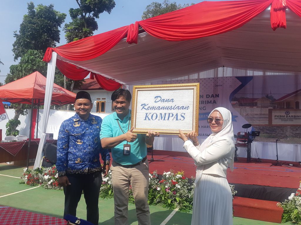 Kepala Sekolah Pusat Kegiatan Belajar Masyarakat Sarbini Ema Hermawati menyerahkan kenang-kenangan hasil karya siswa kepada Ketua Yayasan DKK Gesit Ariyanto. Kenang-kenangan itu disulam dari bahan limbah plastik.